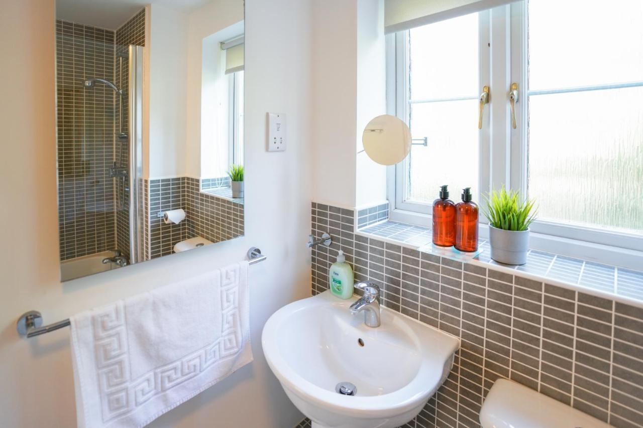 Stylish Apartment With Private Parking Cardiff Esterno foto