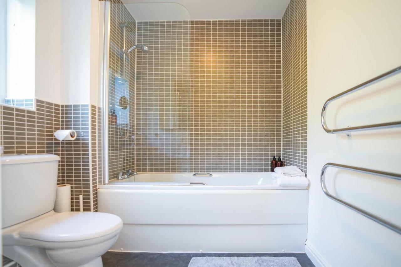 Stylish Apartment With Private Parking Cardiff Esterno foto